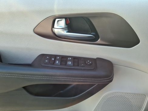 Used 2023 Chrysler Voyager LX image 14