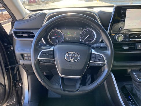 Used 2022 Toyota Highlander XLE image 11