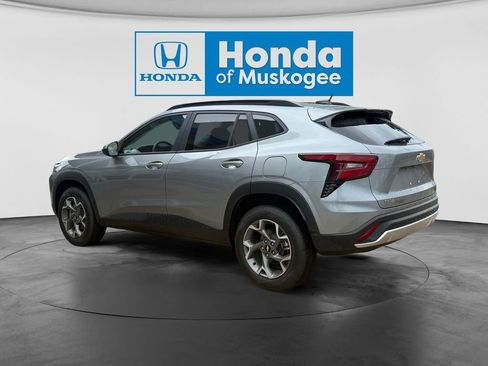 Used 2025 Chevrolet Trax LT FWD image 3