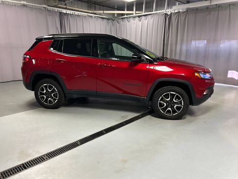 Used 2025 Jeep Compass Trailhawk w/ Trailhawk Convenience Group AWD/4WD image 8