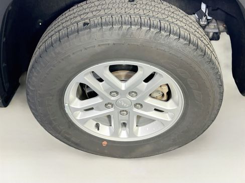 Used 2023 Jeep Grand Cherokee Laredo AWD/4WD image 28