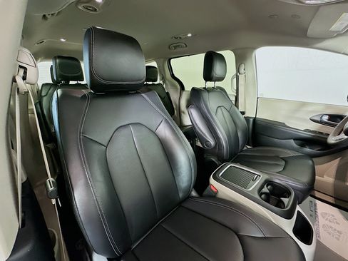 Used 2024 Chrysler Pacifica Touring-L FWD image 27