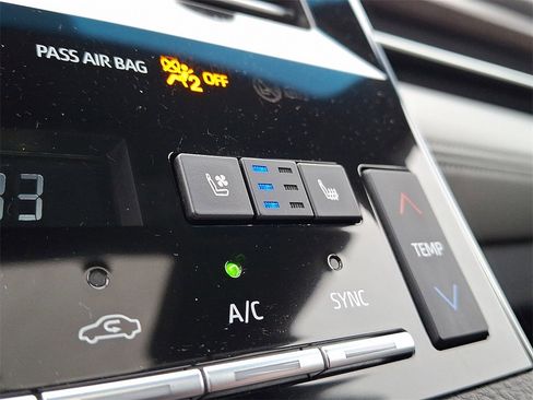 Used 2022 Toyota Avalon Limited image 26