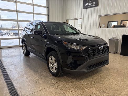 Used 2021 Toyota RAV4 LE image 7