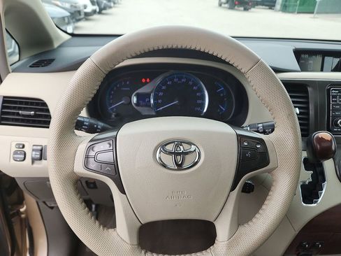 Used 2014 Toyota Sienna XLE FWD image 16