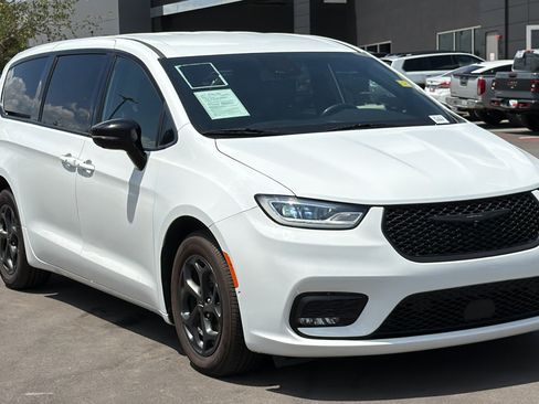 Used 2024 Chrysler Pacifica Limited FWD image 3