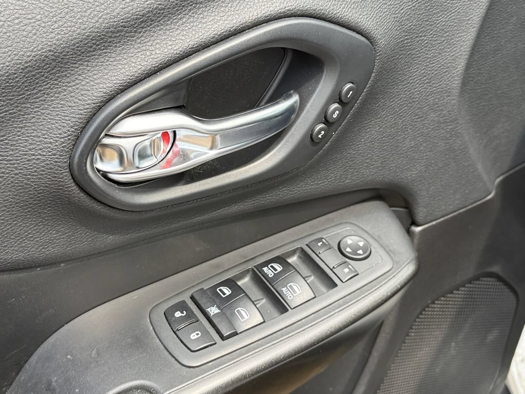 Used 2019 Jeep Cherokee Trailhawk AWD/4WD image 20