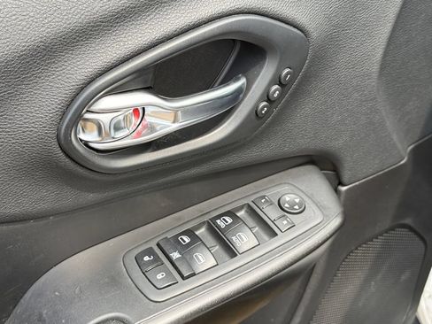 Used 2019 Jeep Cherokee Trailhawk AWD/4WD image 20