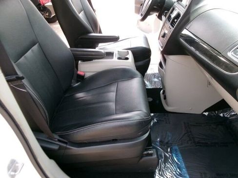 Used 2016 Chrysler Town & Country Touring FWD image 17