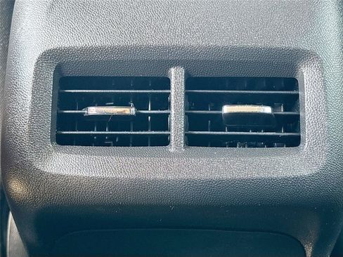 Used 2019 Chevrolet Equinox LT FWD image 23