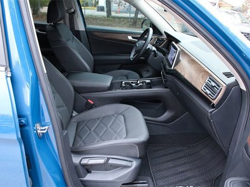 Certified 2025 Volkswagen Atlas SE image 25