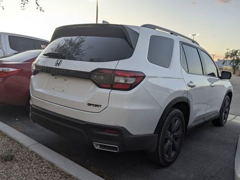 Used 2025 Honda Pilot Sport image 4