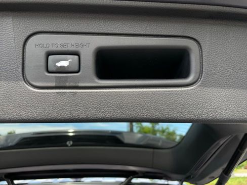 Used 2025 Honda Pilot Black Edition image 46