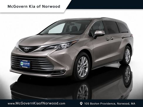 Used 2024 Toyota Sienna LE w/ LE Plus Package FWD image 1