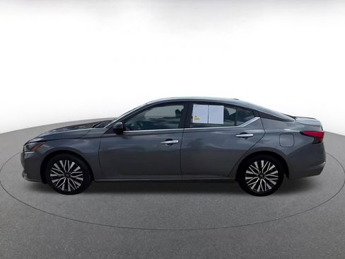 Used 2025 Nissan Altima 2.5 SV image 9