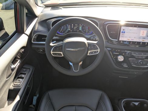 New 2026 Chrysler Pacifica Select image 15