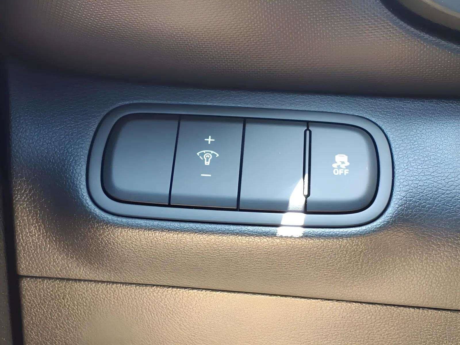 Certified 2025 Hyundai Venue Limited FWD image 17