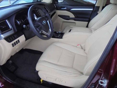 Used 2014 Toyota Highlander XLE FWD image 7