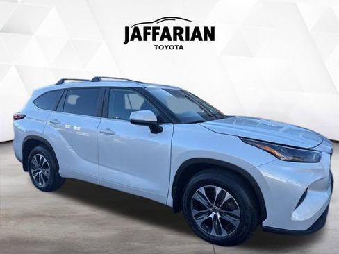 Certified 2023 Toyota Highlander XLE image 3