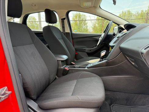 Used 2017 Ford Focus SE w/ Cold Weather Package image 9