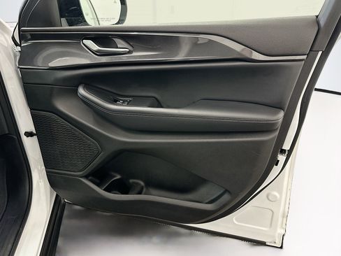 Used 2023 Jeep Grand Cherokee L Altitude image 34