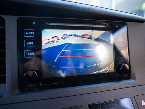 Used 2016 Toyota Sienna SE Premium image 23