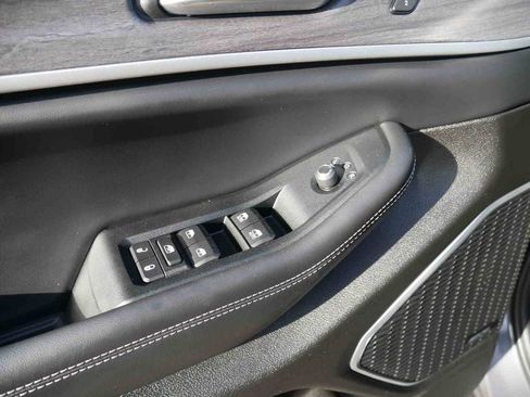 Used 2023 Jeep Grand Cherokee Limited w/ Black Appearance Package image 29