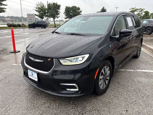 Used 2023 Chrysler Pacifica Touring-L FWD image 11