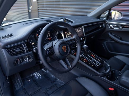 Certified 2026 Porsche Macan Turbo AWD/4WD image 4