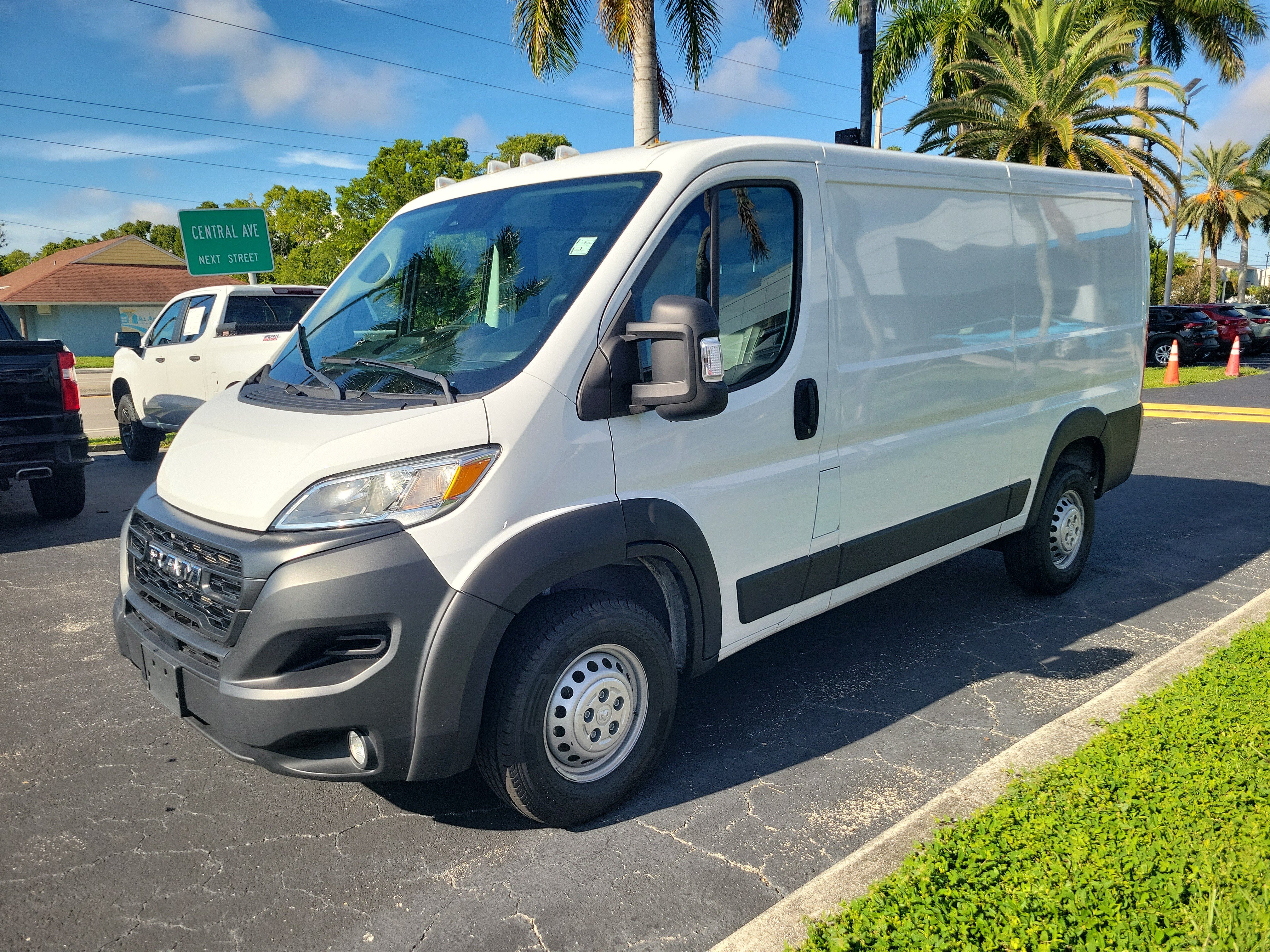 Used 2025 RAM ProMaster 2500 w/ Convenience Group FWD image 2
