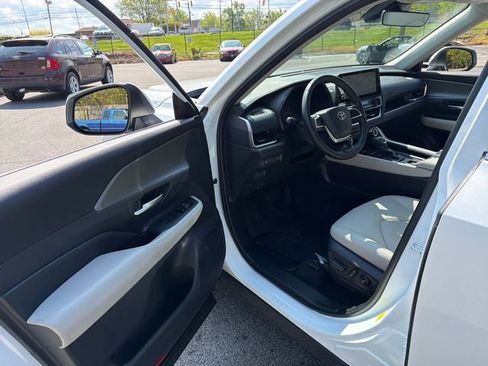 Used 2025 Toyota Grand Highlander AWD Hybrid image 32