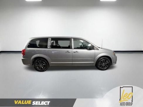 Used 2017 Dodge Grand Caravan SE image 6