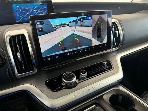 Certified 2025 Ford Expedition Platinum AWD/4WD image 4