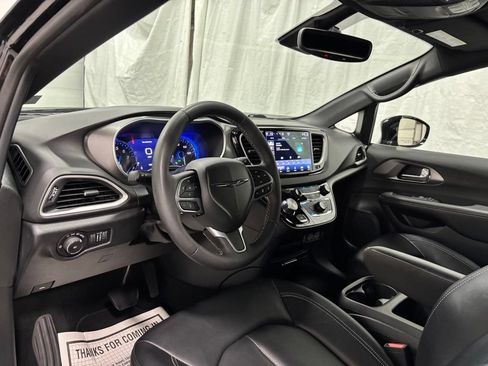 Used 2025 Chrysler Pacifica Select FWD image 14
