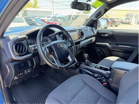 Used 2017 Toyota Tacoma TRD Sport w/ Tow Package RWD image 3