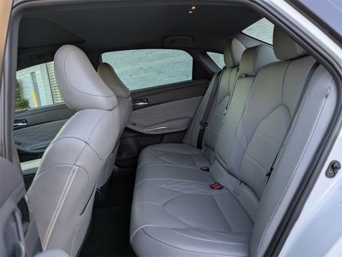 Used 2019 Toyota Avalon Limited image 13