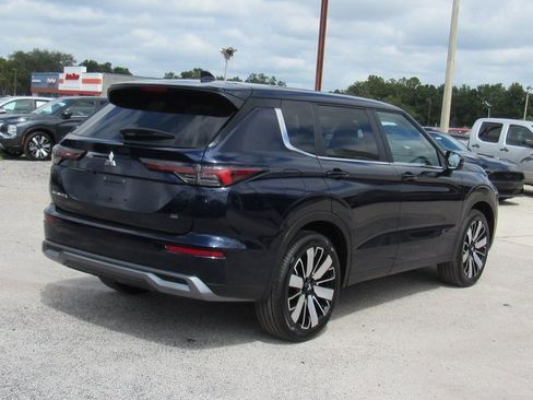 New 2025 Mitsubishi Outlander SE image 3