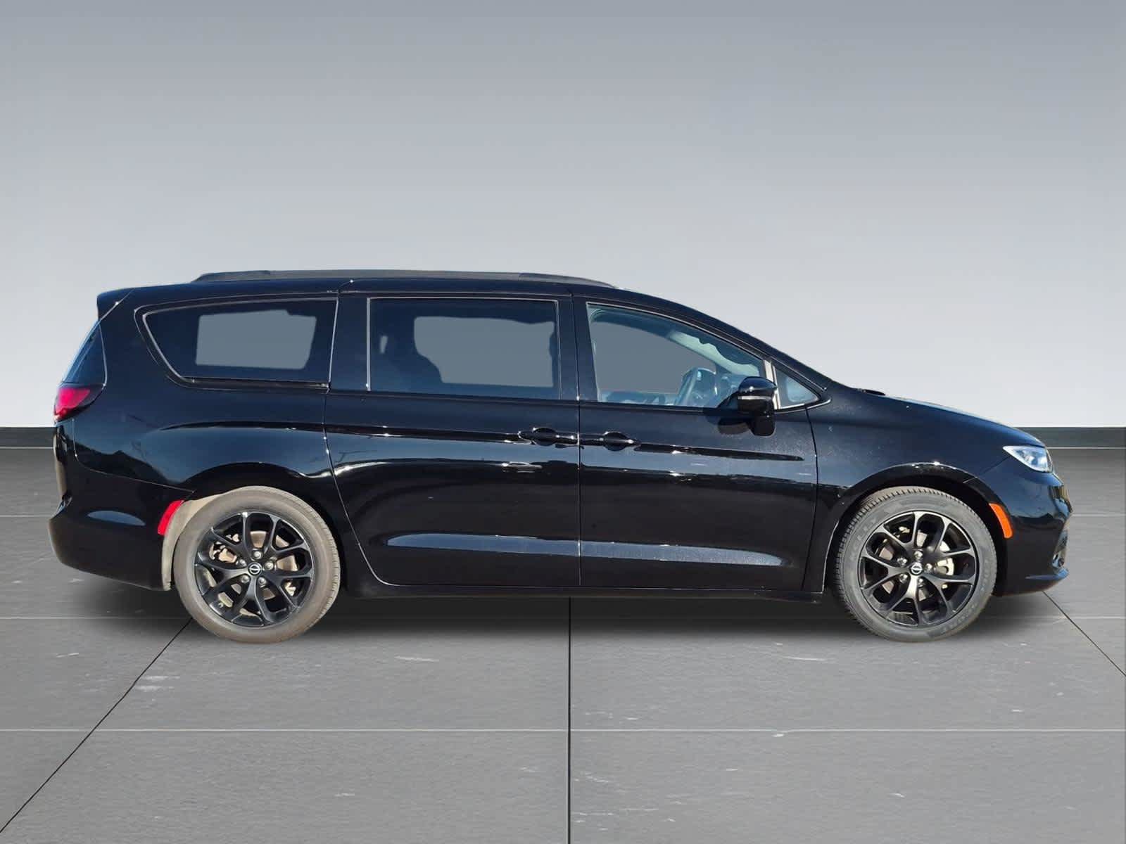 Used 2025 Chrysler Pacifica Limited FWD image 7