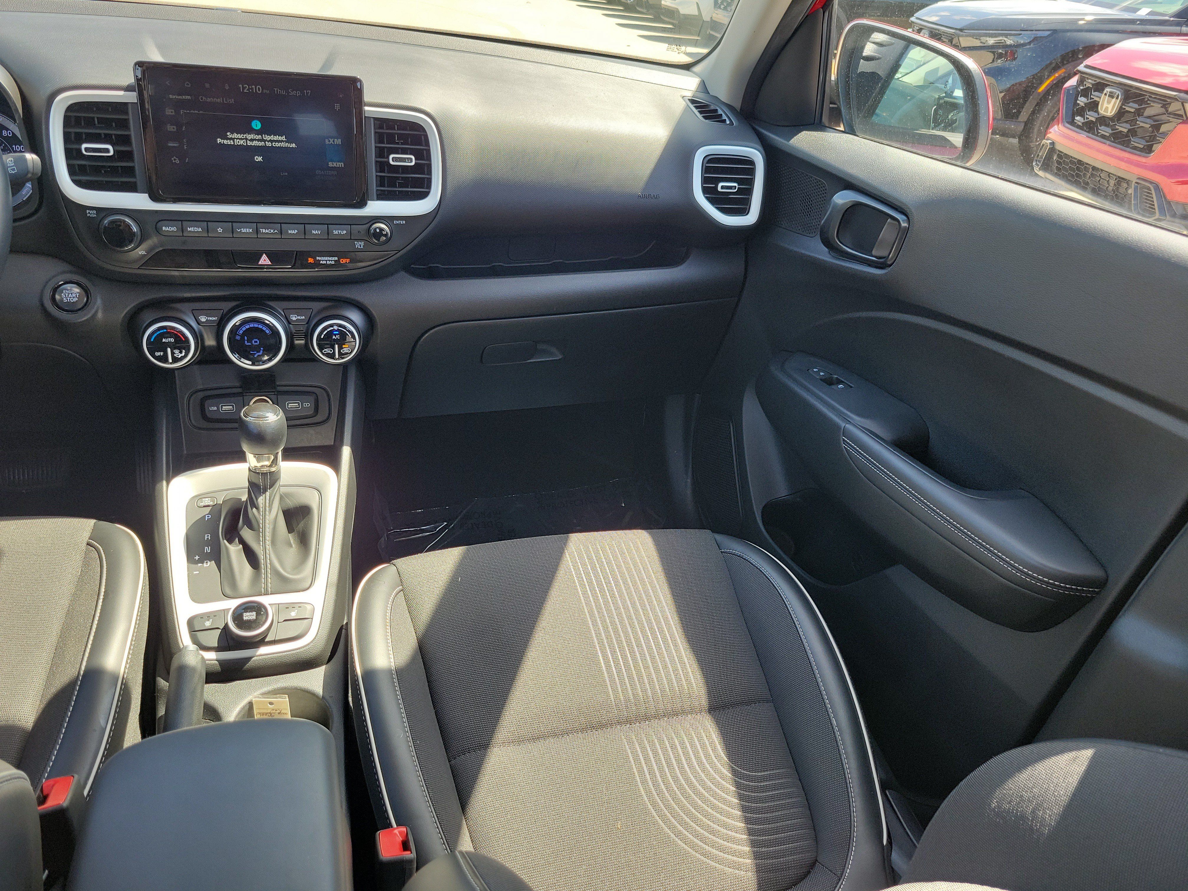 Used 2022 Hyundai Venue Limited FWD image 18