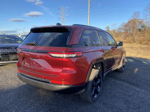 New 2025 Jeep Grand Cherokee Laredo image 3