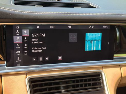Used 2020 Porsche Panamera RWD image 22