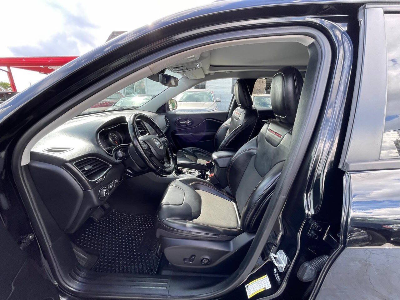 Used 2021 Jeep Cherokee Trailhawk w/ Sun, Sound & Nav Group AWD/4WD image 20