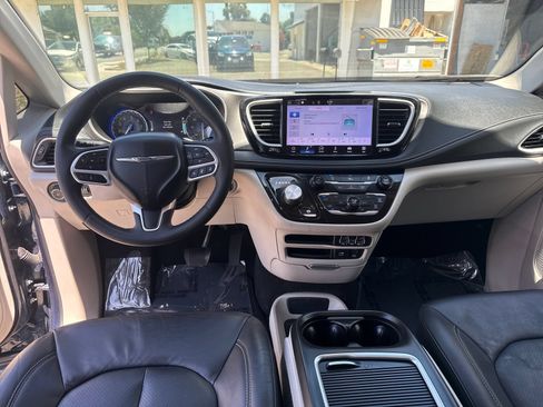 Used 2022 Chrysler Pacifica Touring-L AWD/4WD image 12