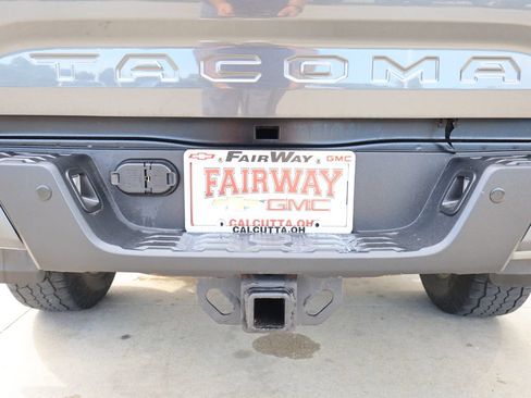Used 2017 Toyota Tacoma TRD Sport w/ Premium & Technology Package AWD/4WD image 29