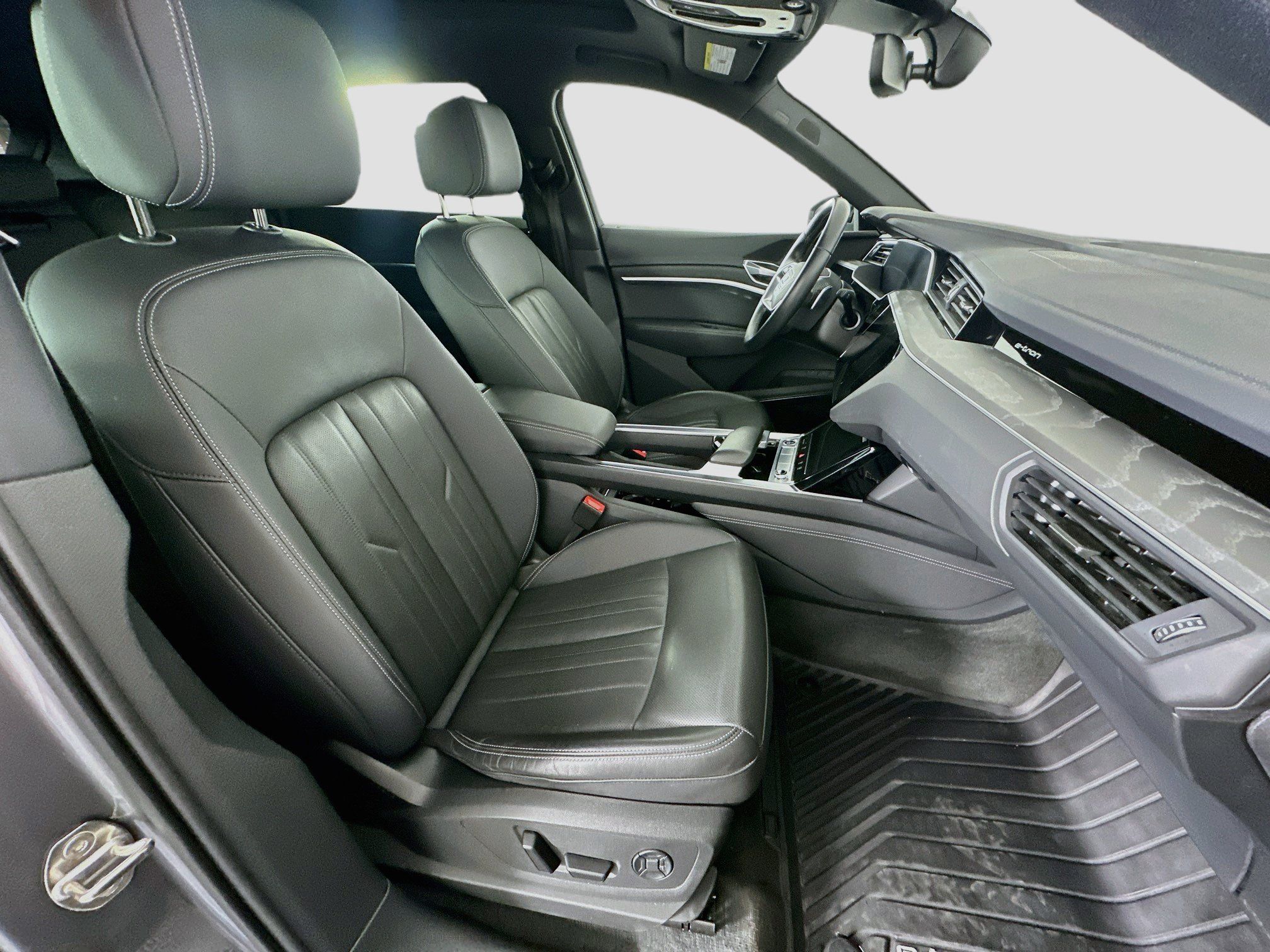 Used 2023 Audi e-tron Premium Plus AWD/4WD image 32