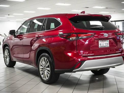 Used 2024 Toyota Highlander Platinum image 8