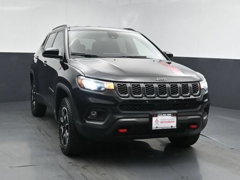 Used 2024 Jeep Compass Trailhawk AWD/4WD image 2