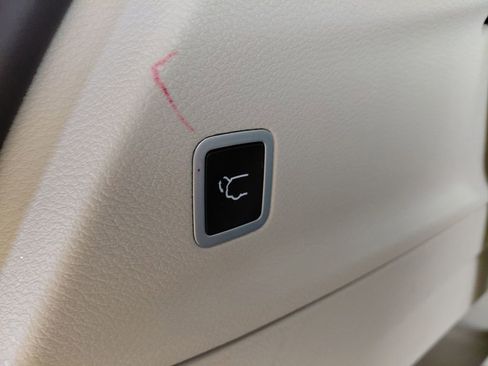 Certified 2024 Chrysler Pacifica Touring-L FWD image 44