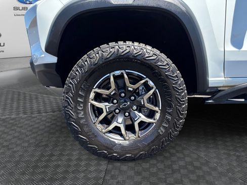 Used 2023 Chevrolet Colorado ZR2 w/ LPO, Tailgate Decal Package AWD/4WD image 9