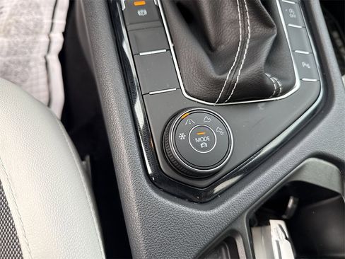 New 2025 Volkswagen Taos SE image 31